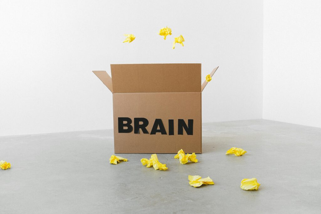 A box with the label brain being filled.