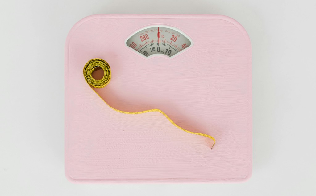 A scale and mearing tape. 