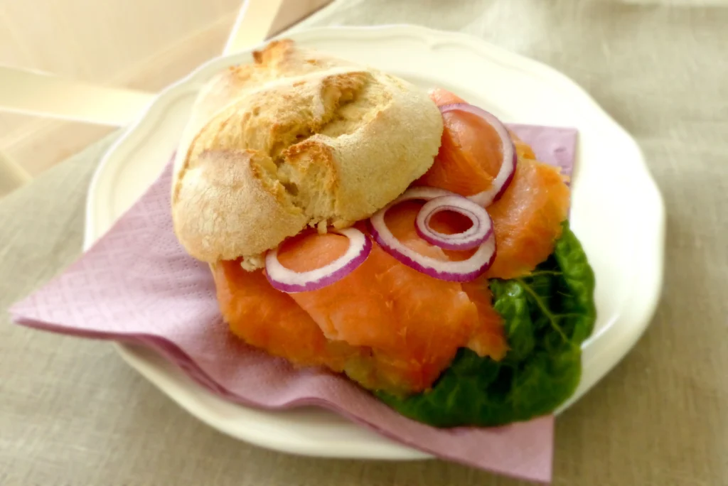 A sandwich with smoke salmon and veggies
